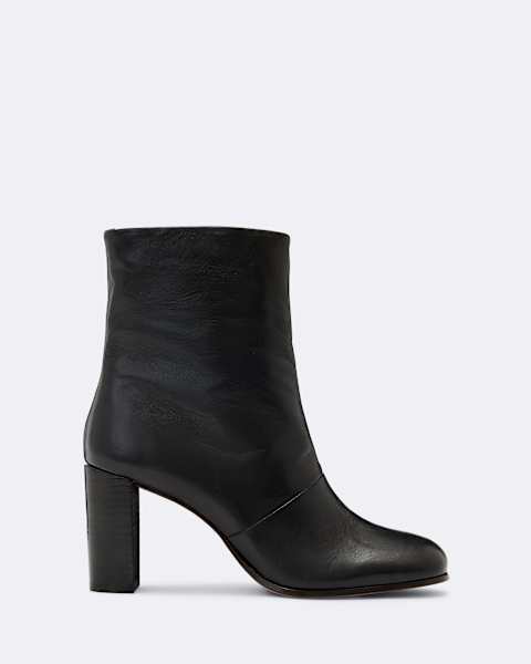 Low pull on heeled boot