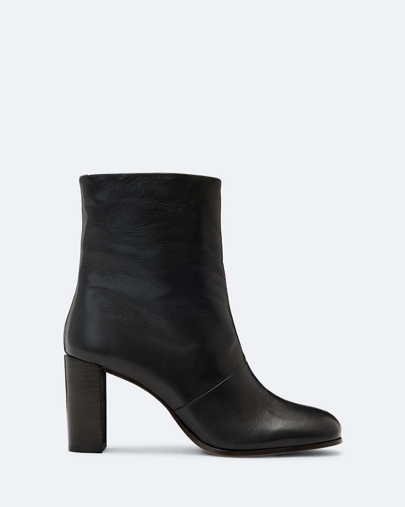 Low pull on heeled boot