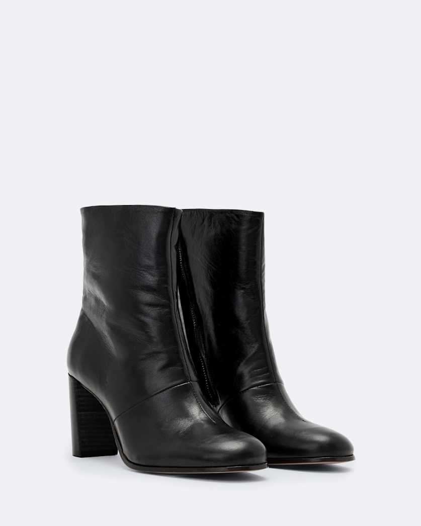 Low pull on heeled boot