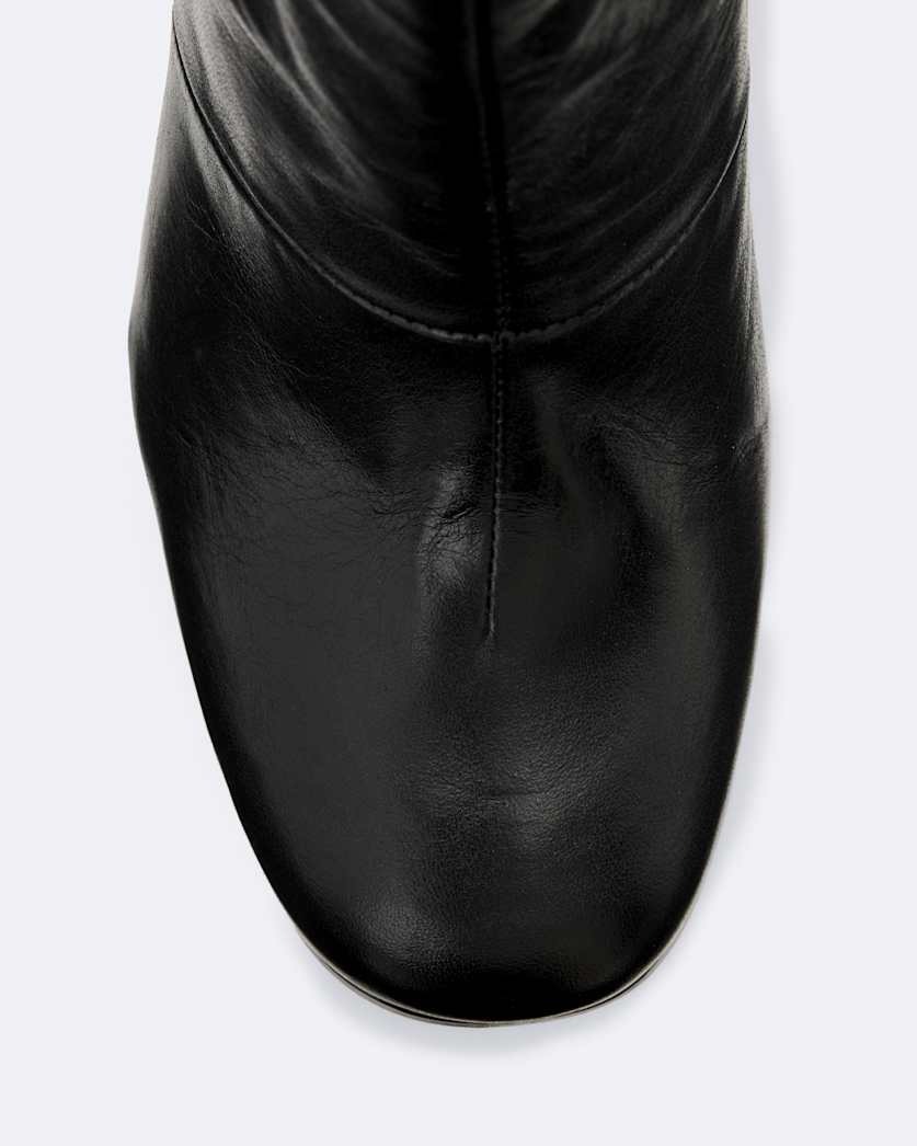 Low pull on heeled boot