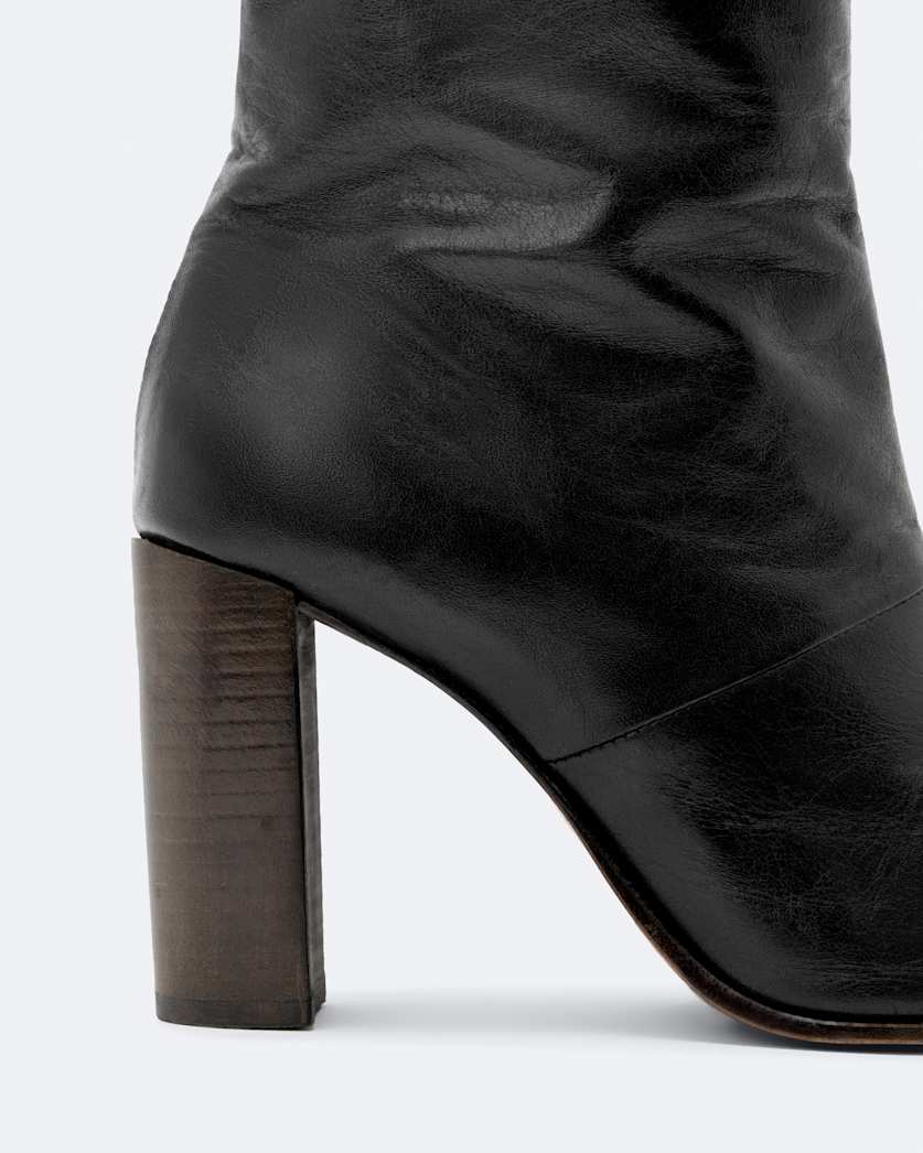 High pull on heeled boot