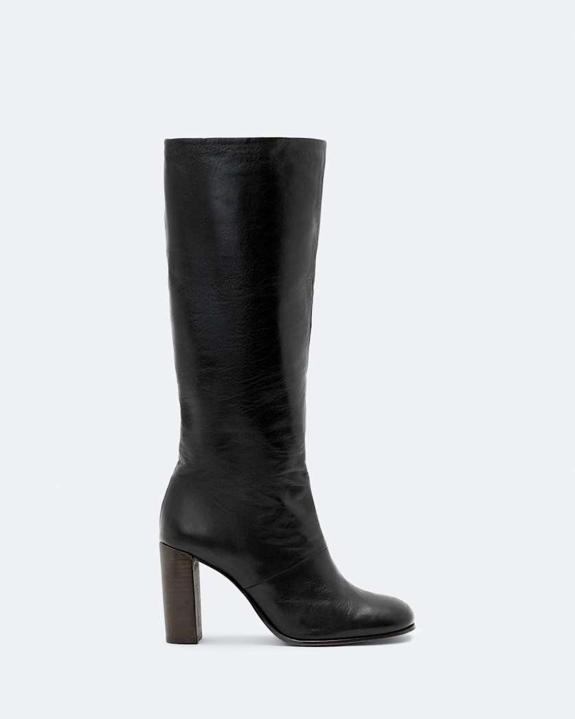 High pull on heeled boot