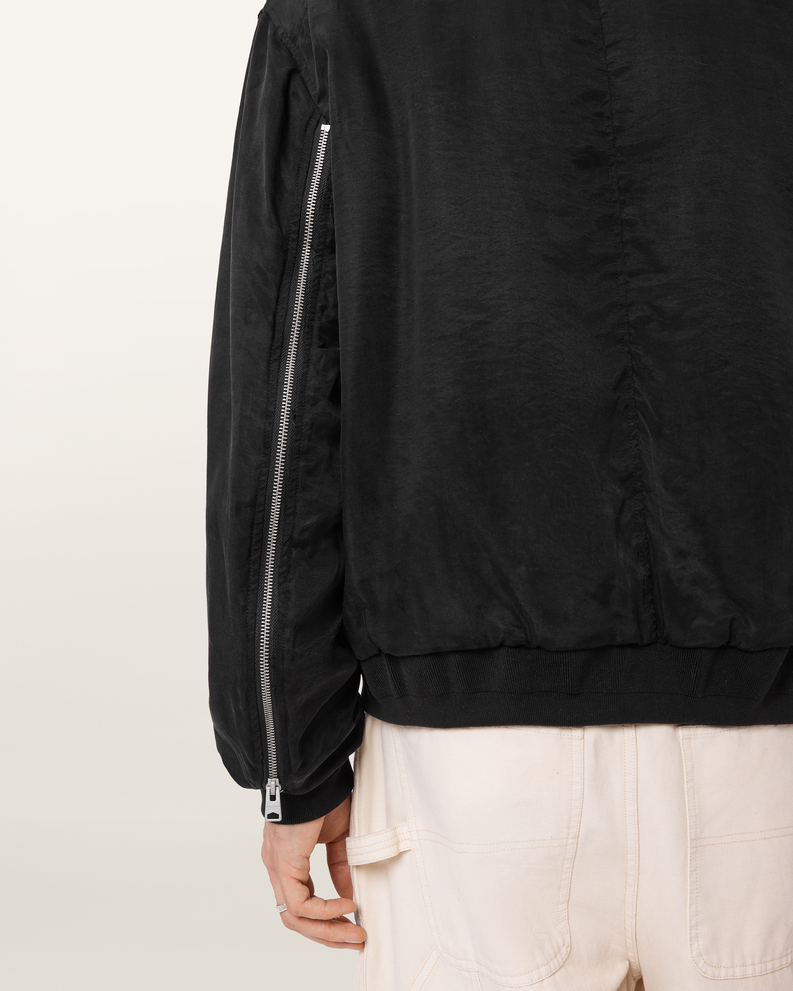 STATEMENT SLEEVES