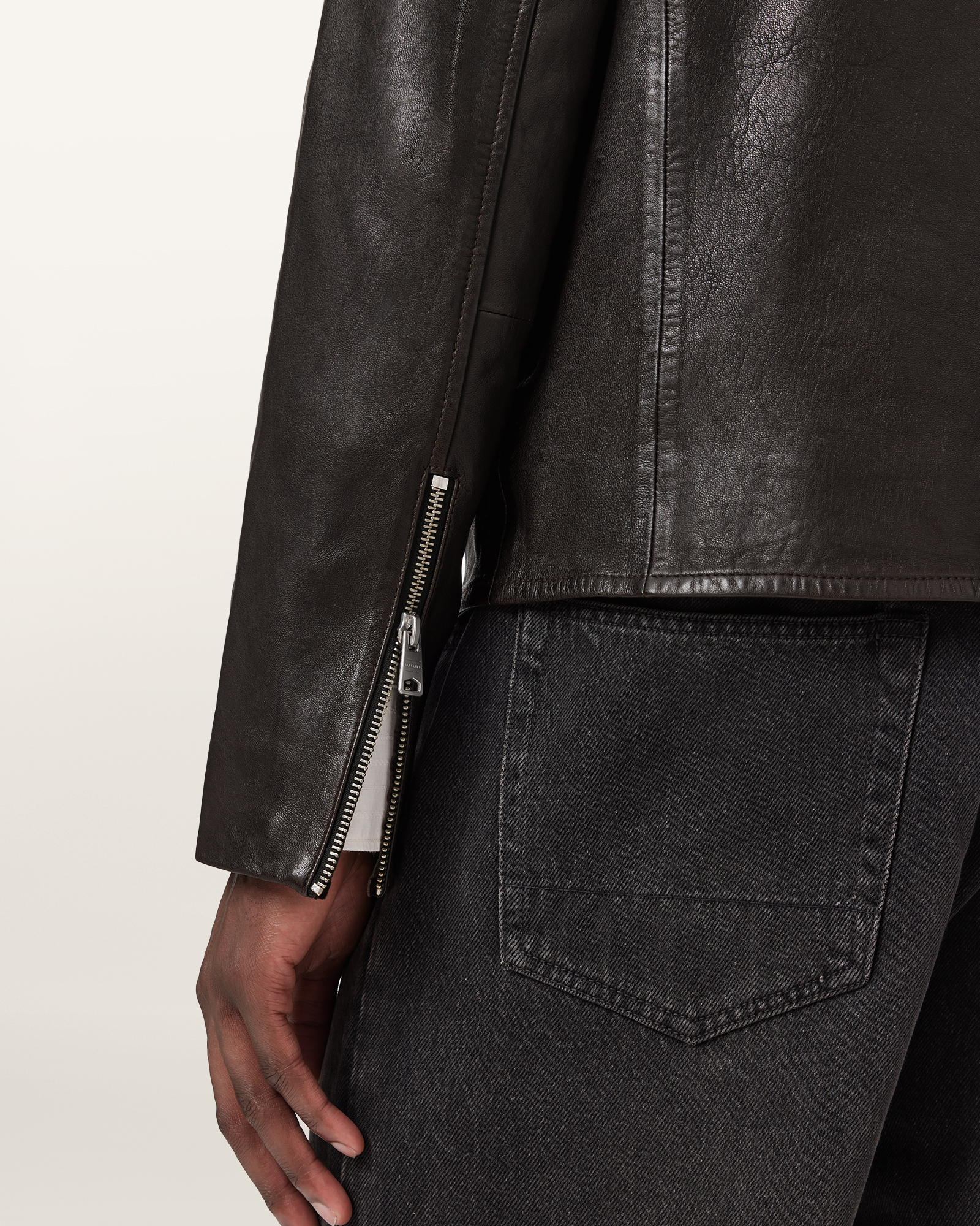 ZIPPER CUFF DETAIL