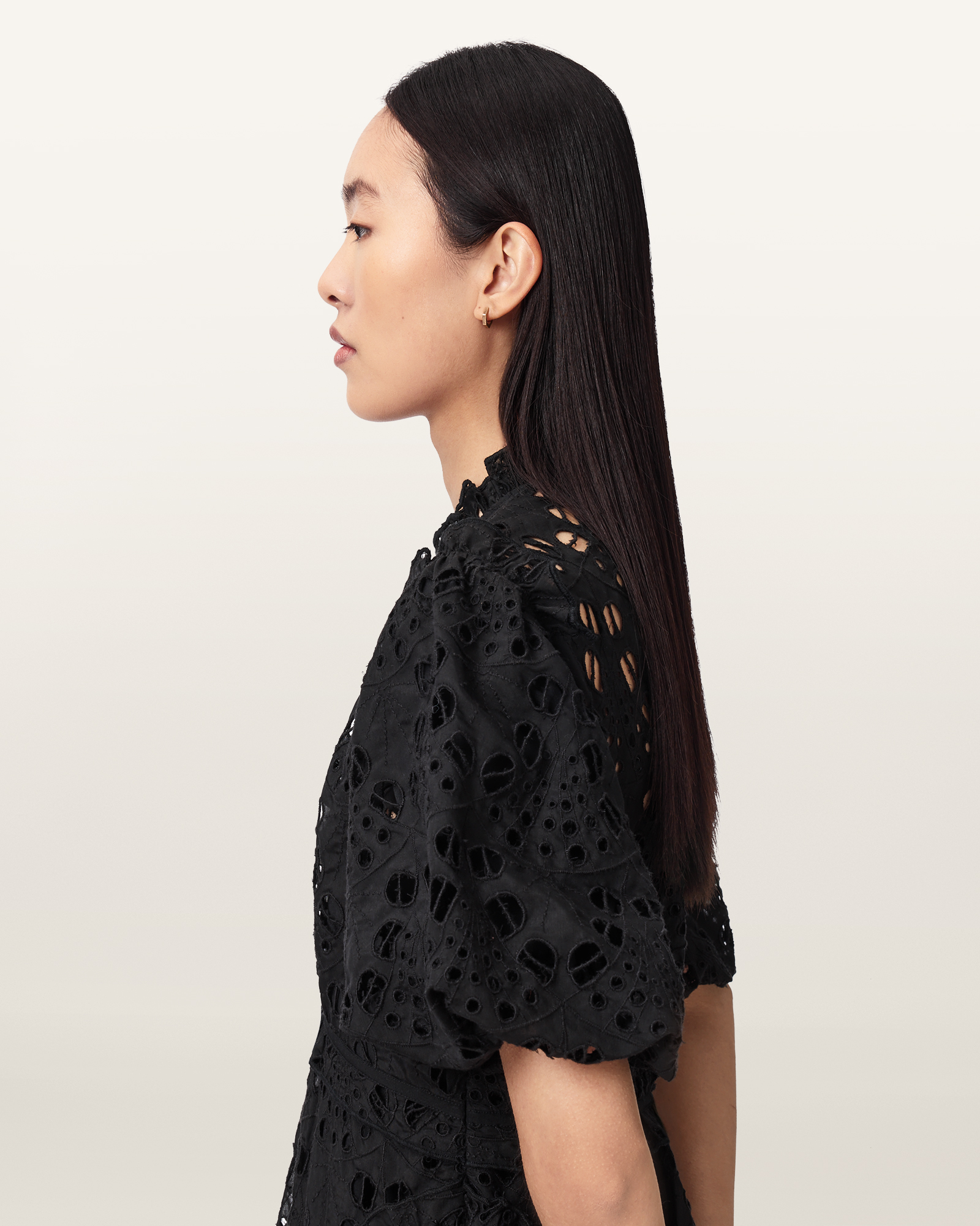 VOLUMINOUS SLEEVES