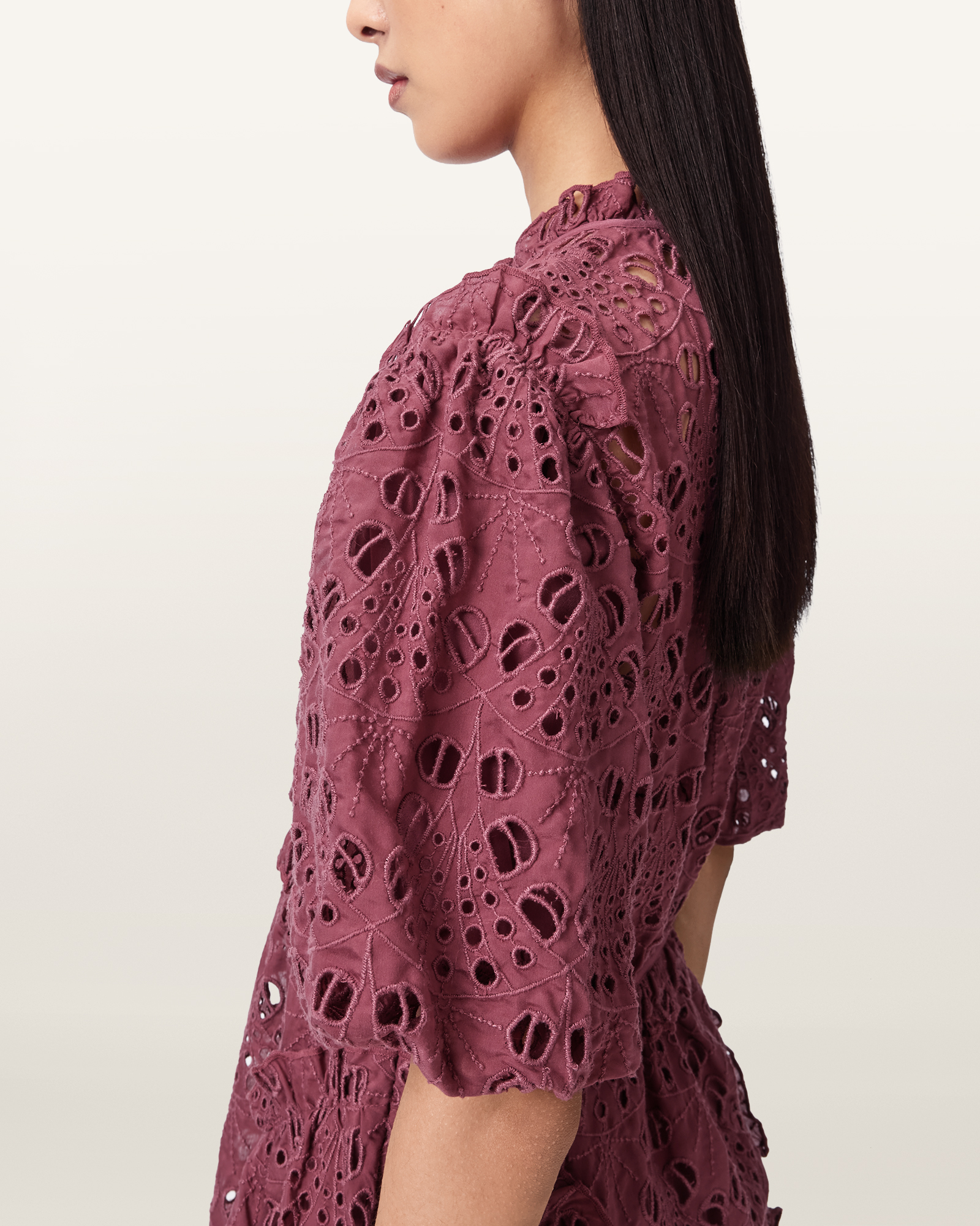 VOLUMINOUS SLEEVES