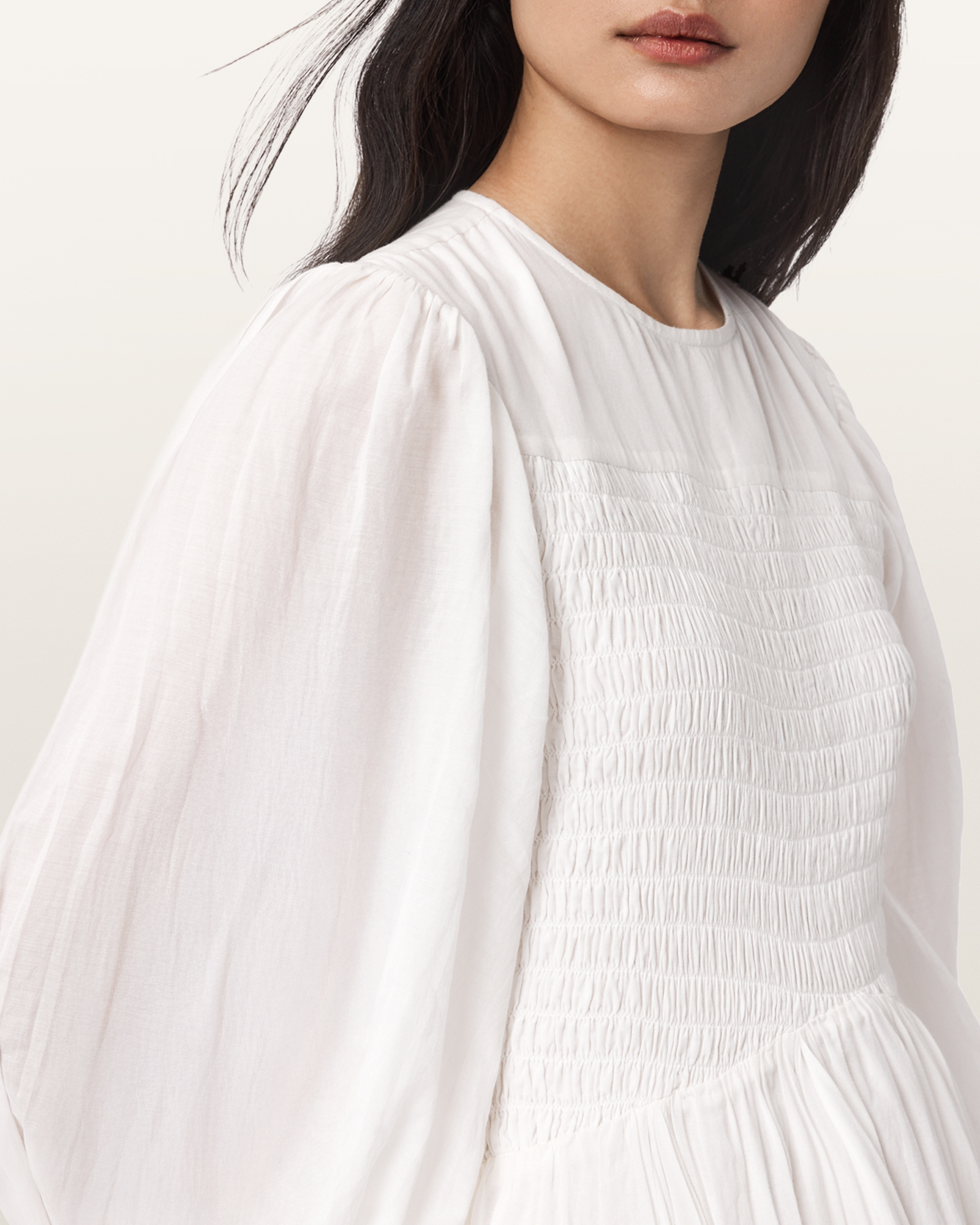 VOLUMINOUS SLEEVES