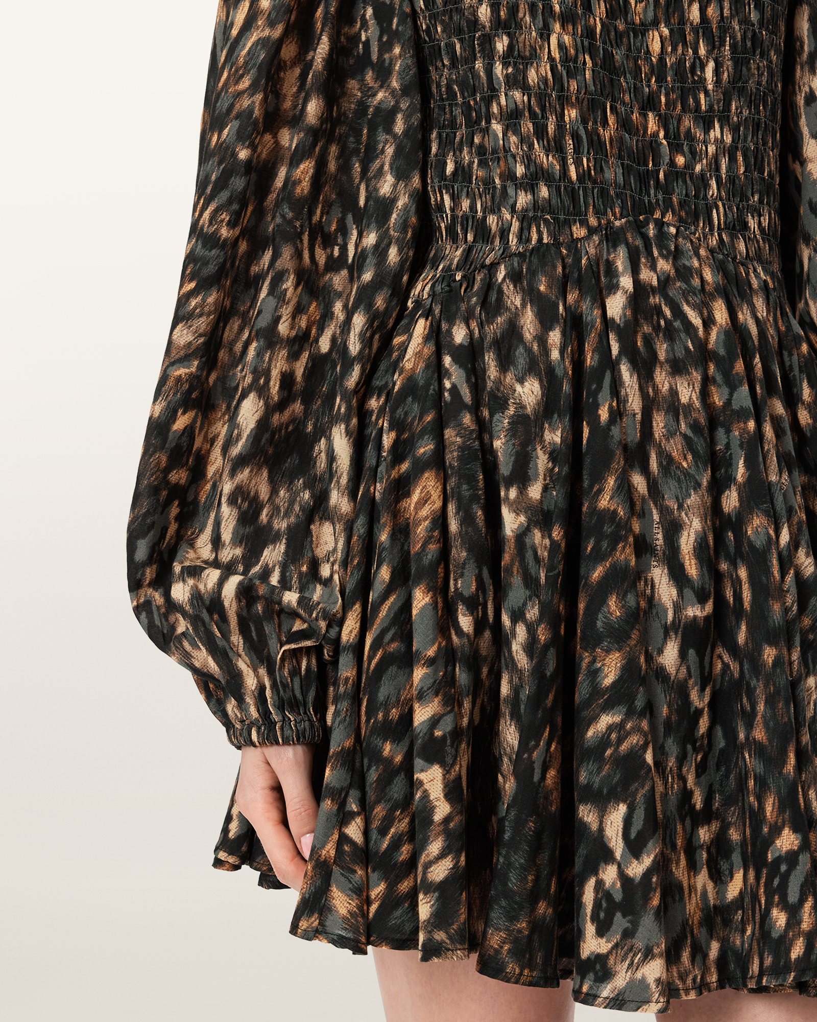 VOLUMINOUS SLEEVES