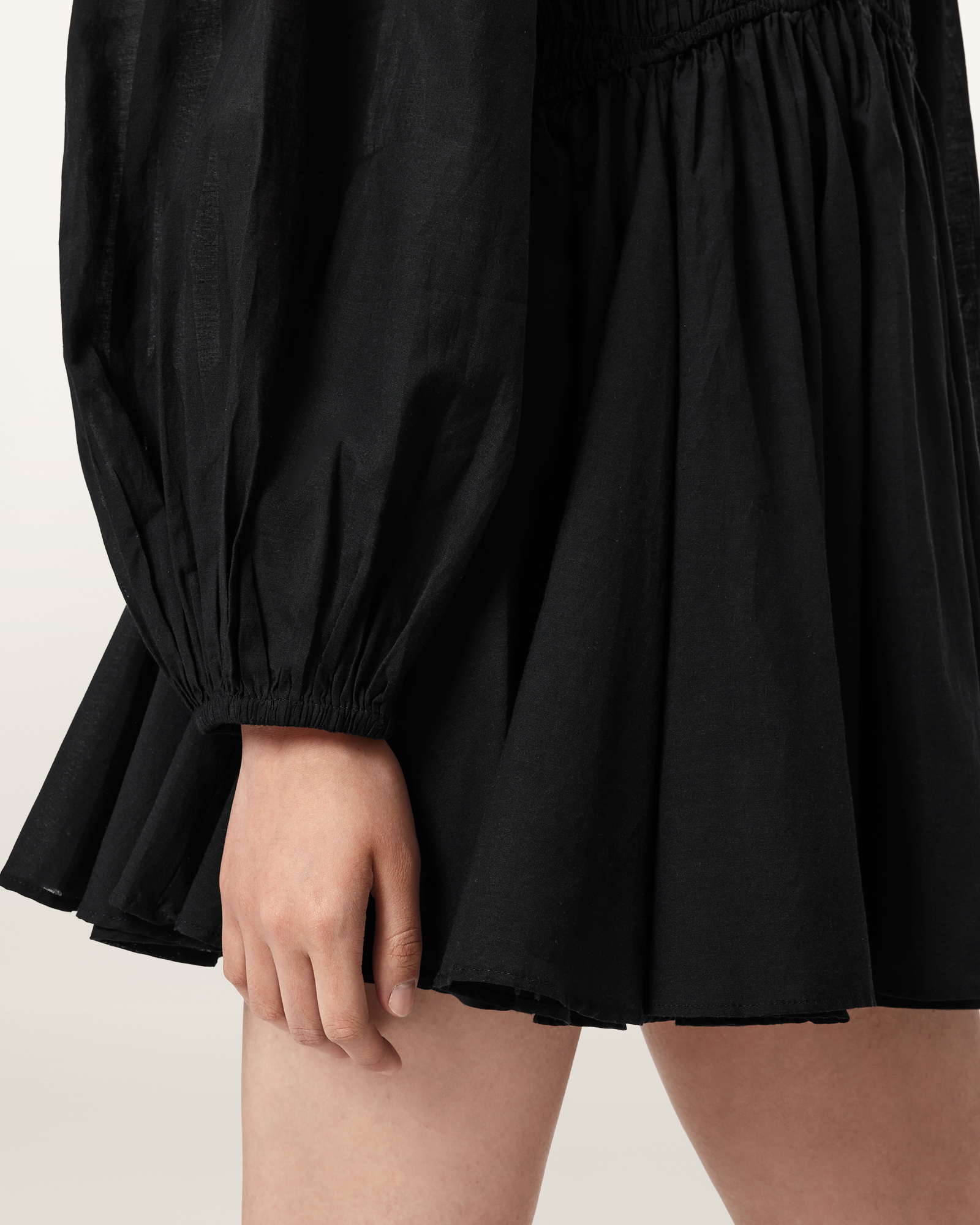 VOLUMINOUS SLEEVES