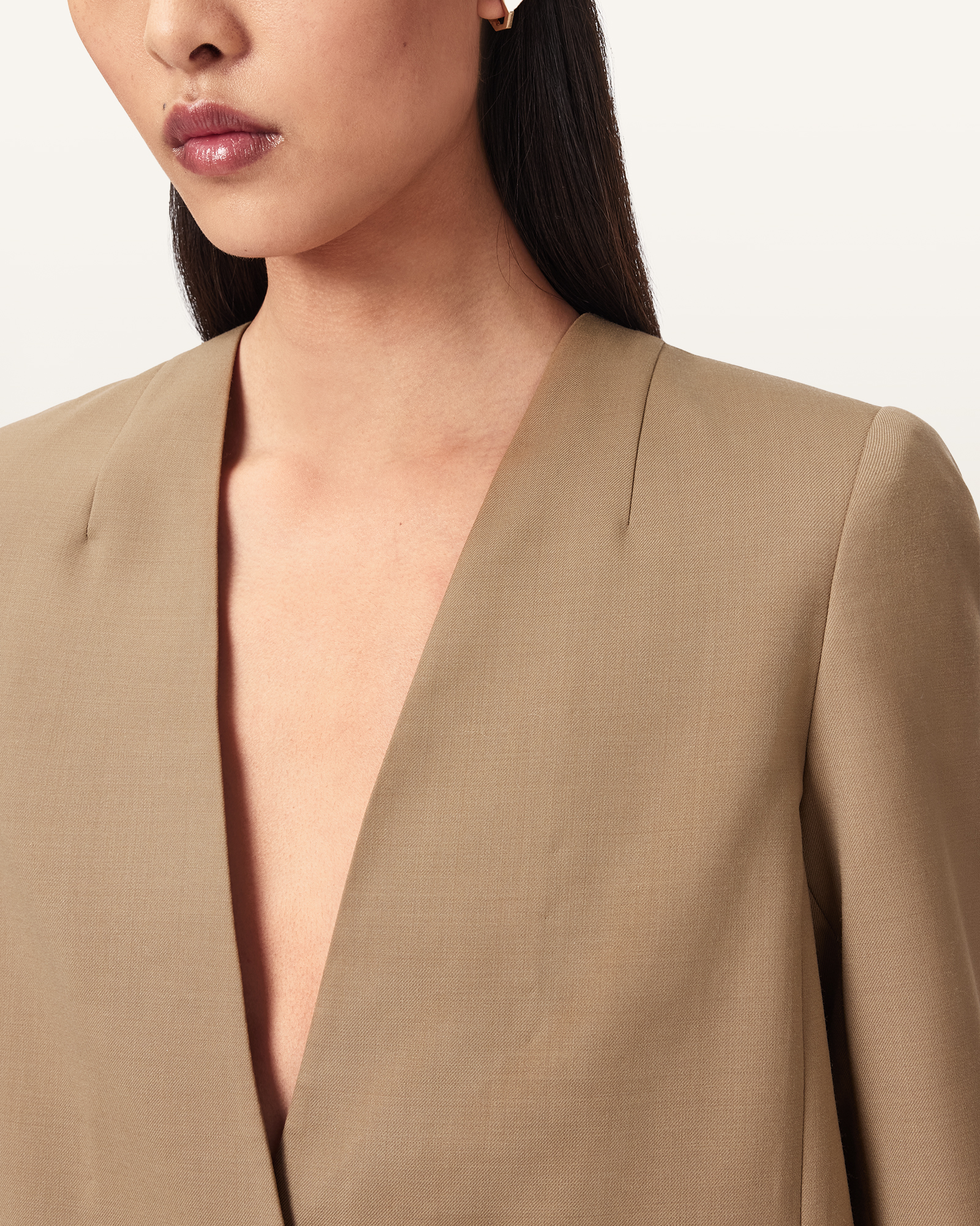 CLASSY COLLARLESS