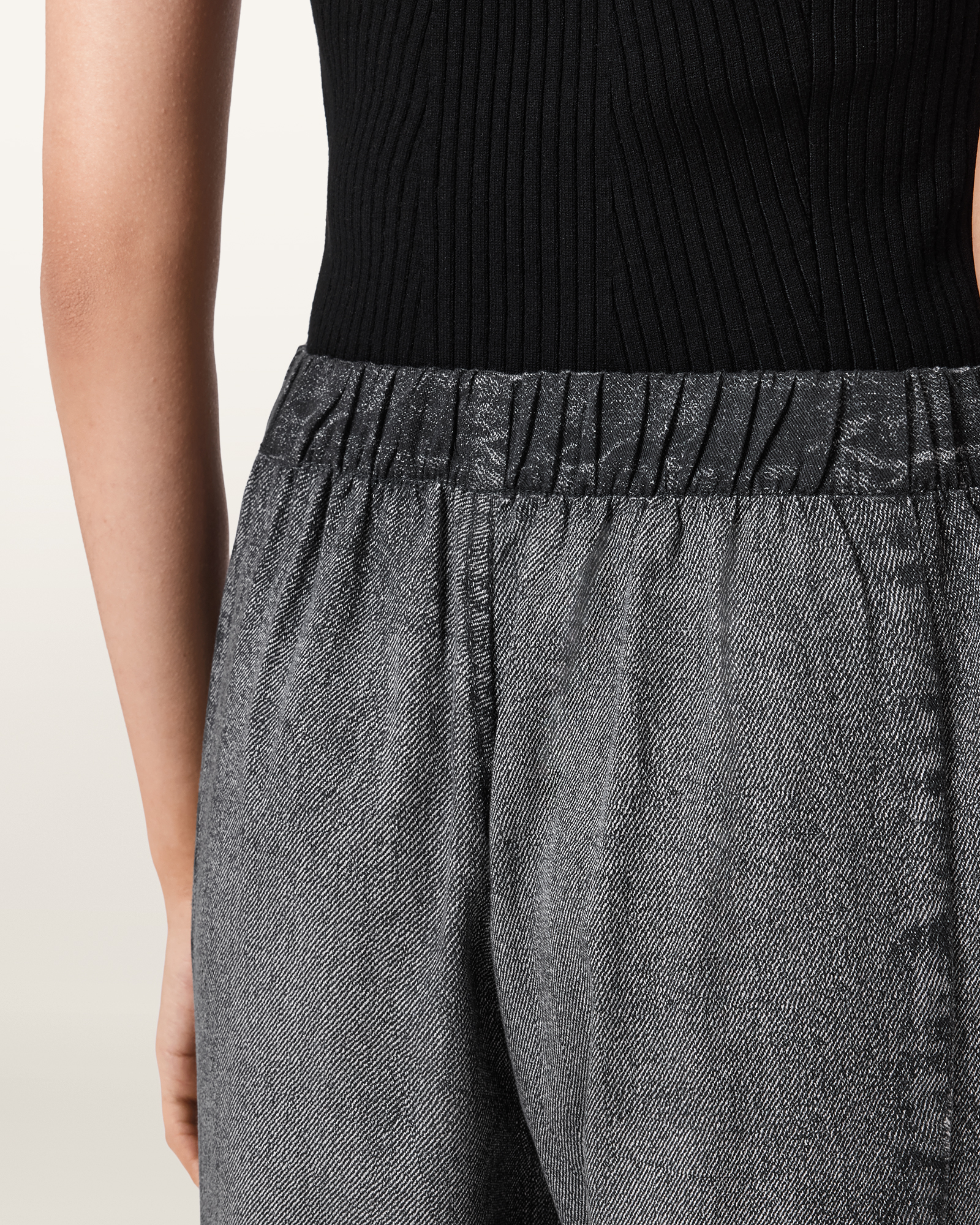 ELASTICATED WAISTBAND
