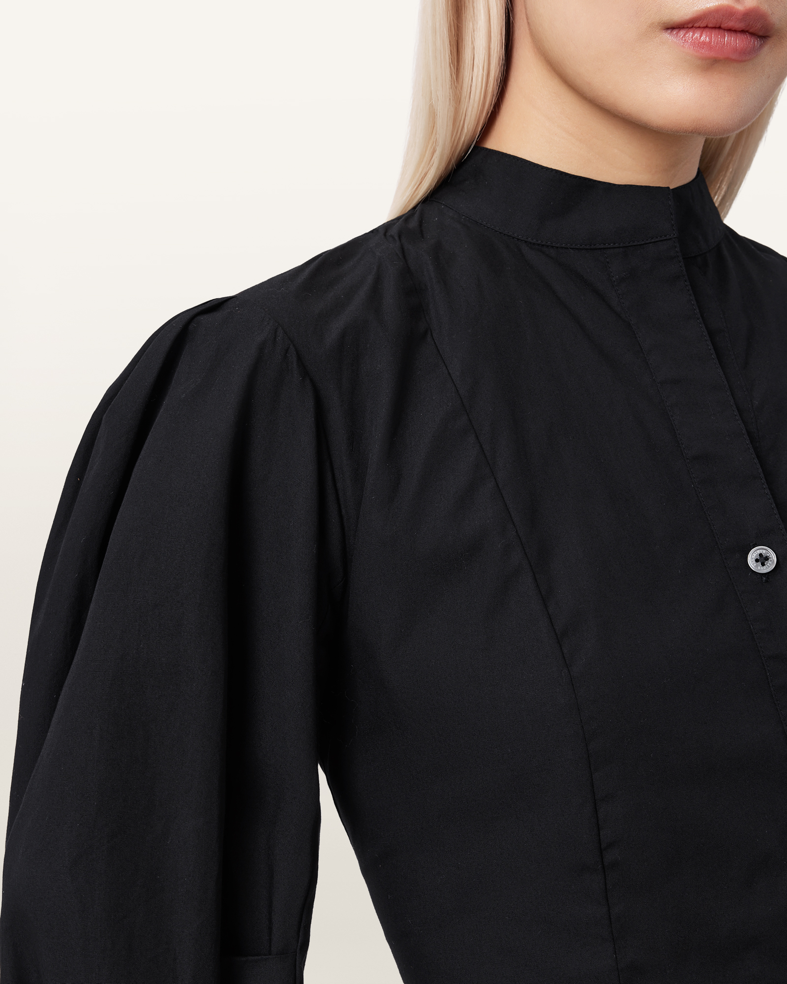 VOLUMINOUS SLEEVES