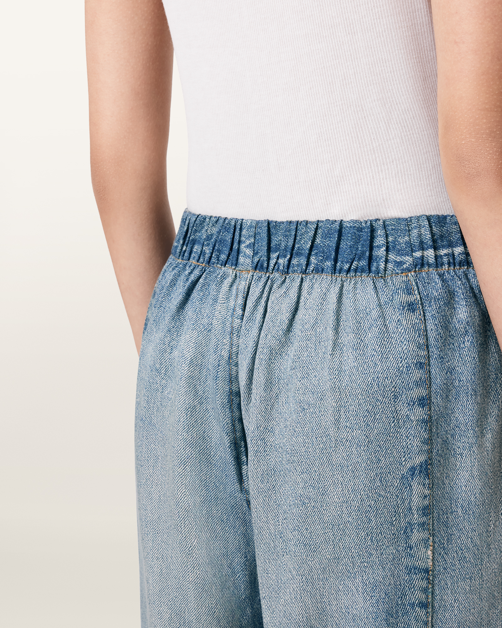 ELASTICATED WAISTBAND