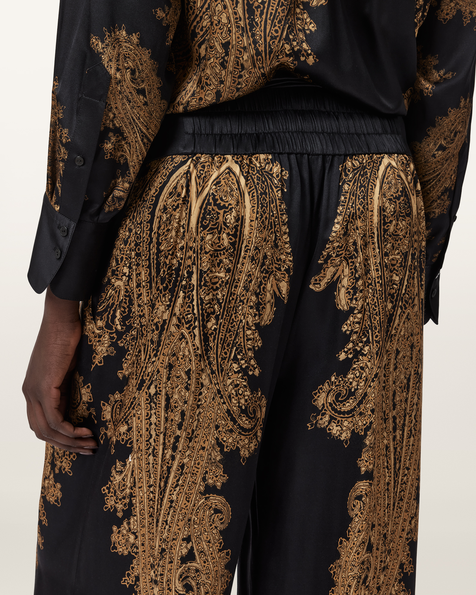 ELASTICATED WAISTBAND