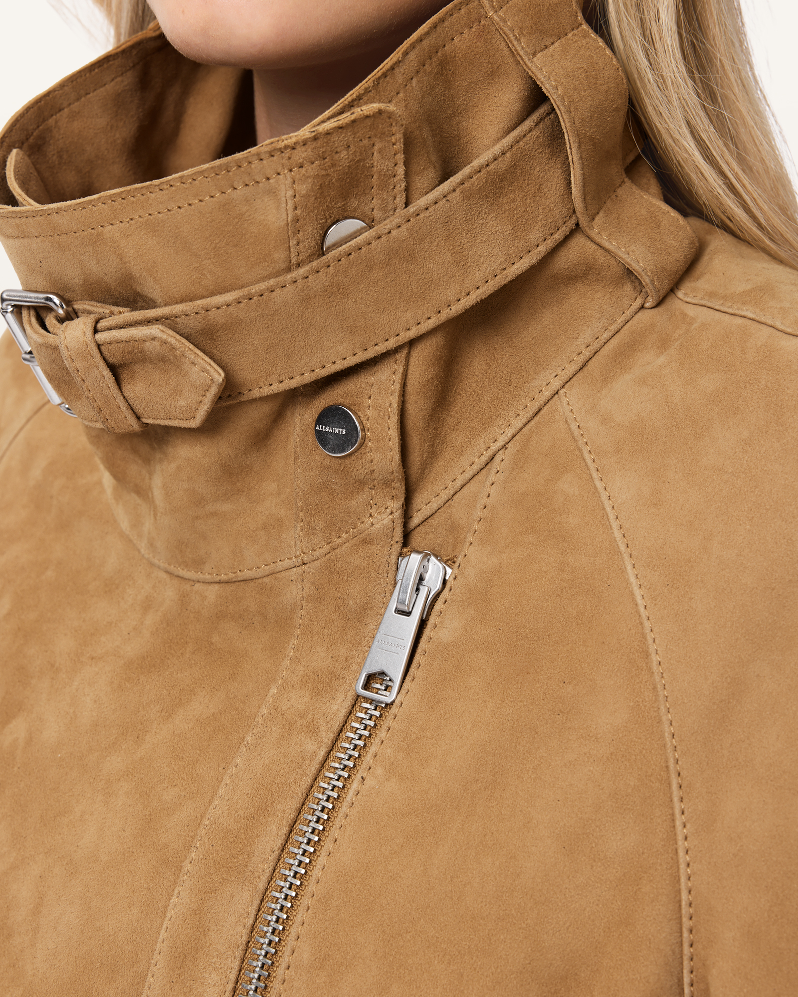 BUCKLE COLLAR DETAIL