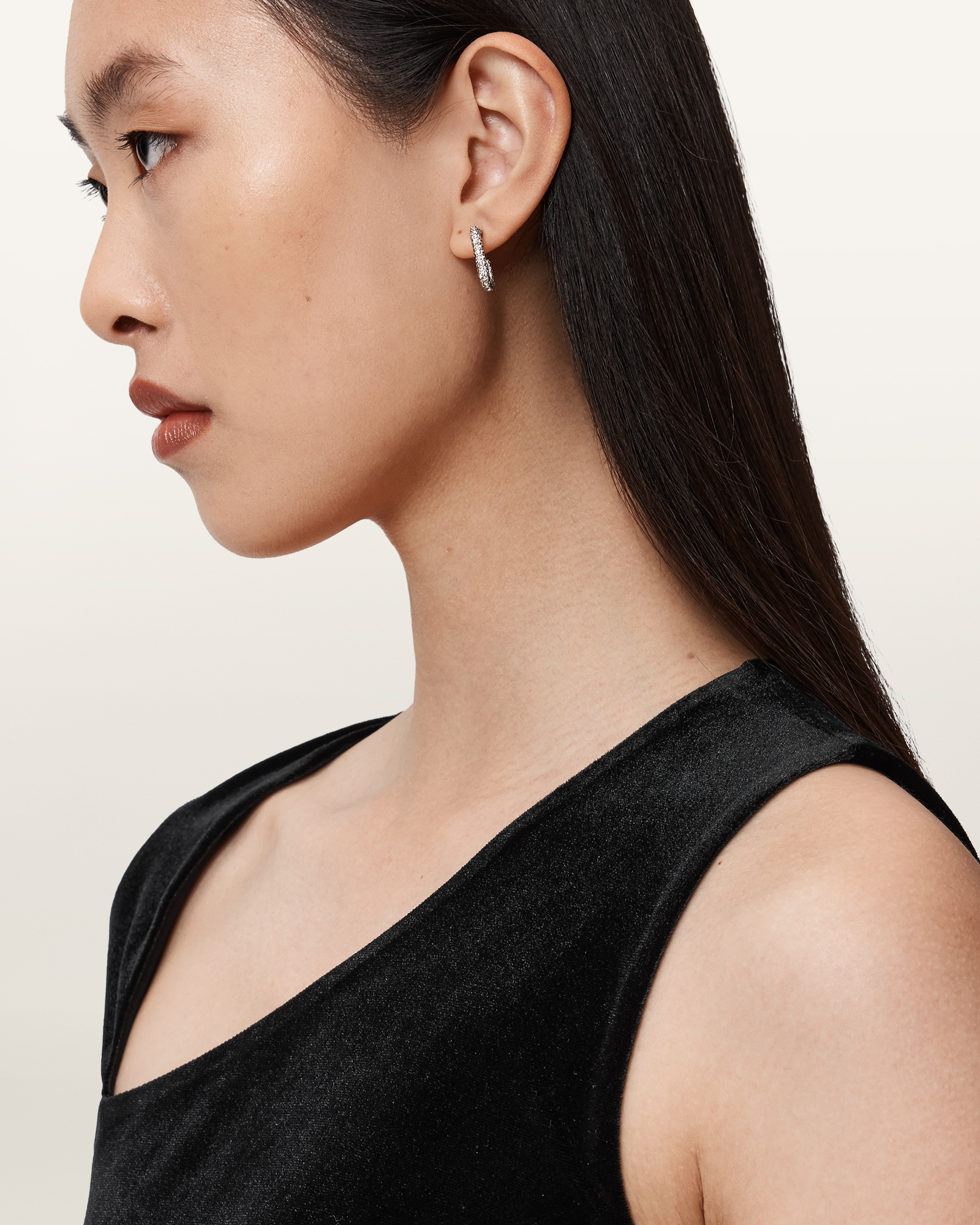 ASYMMETRIC NECKLINE