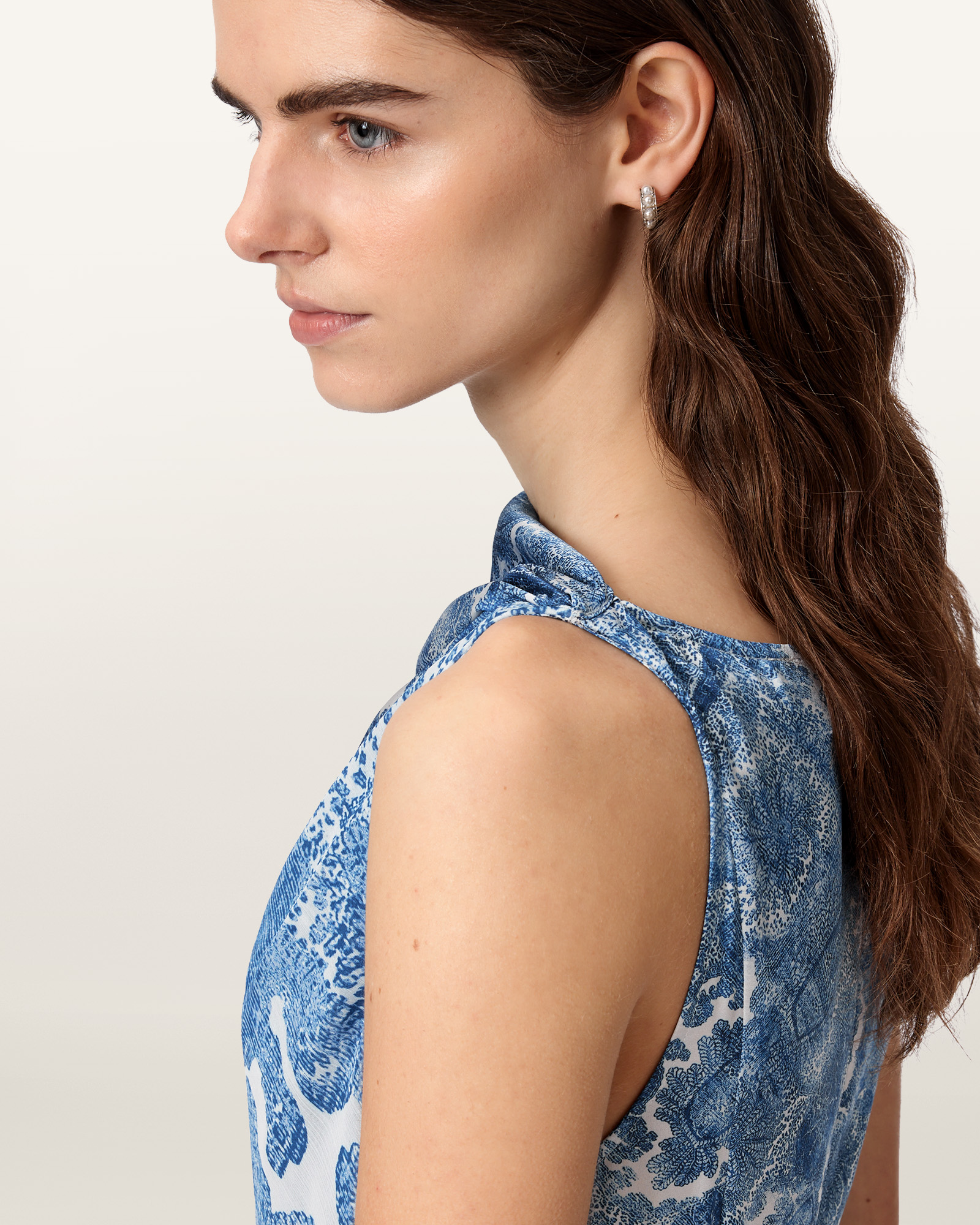 SLEEVELESS STATEMENT