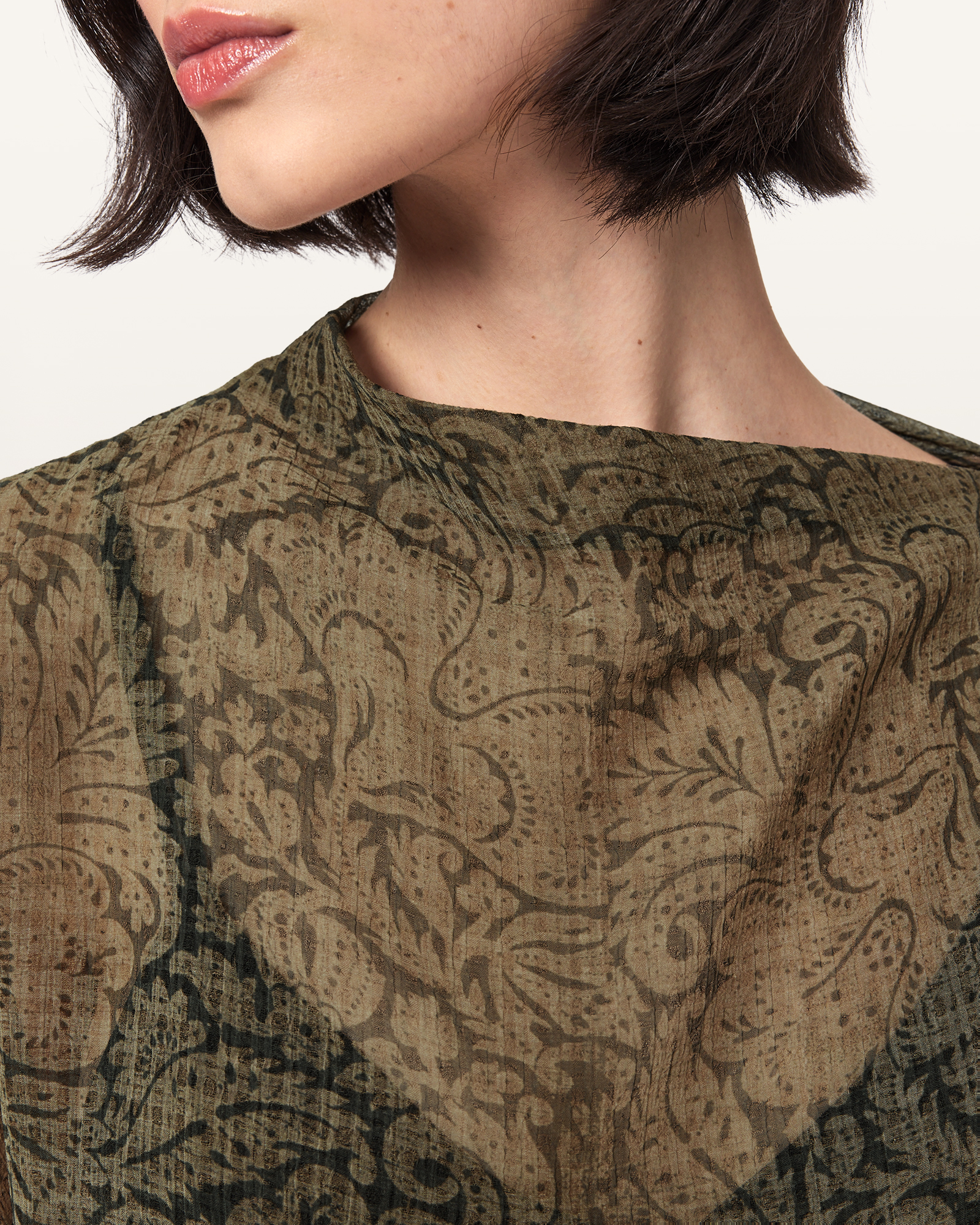 ASYMMETRIC NECKLINE