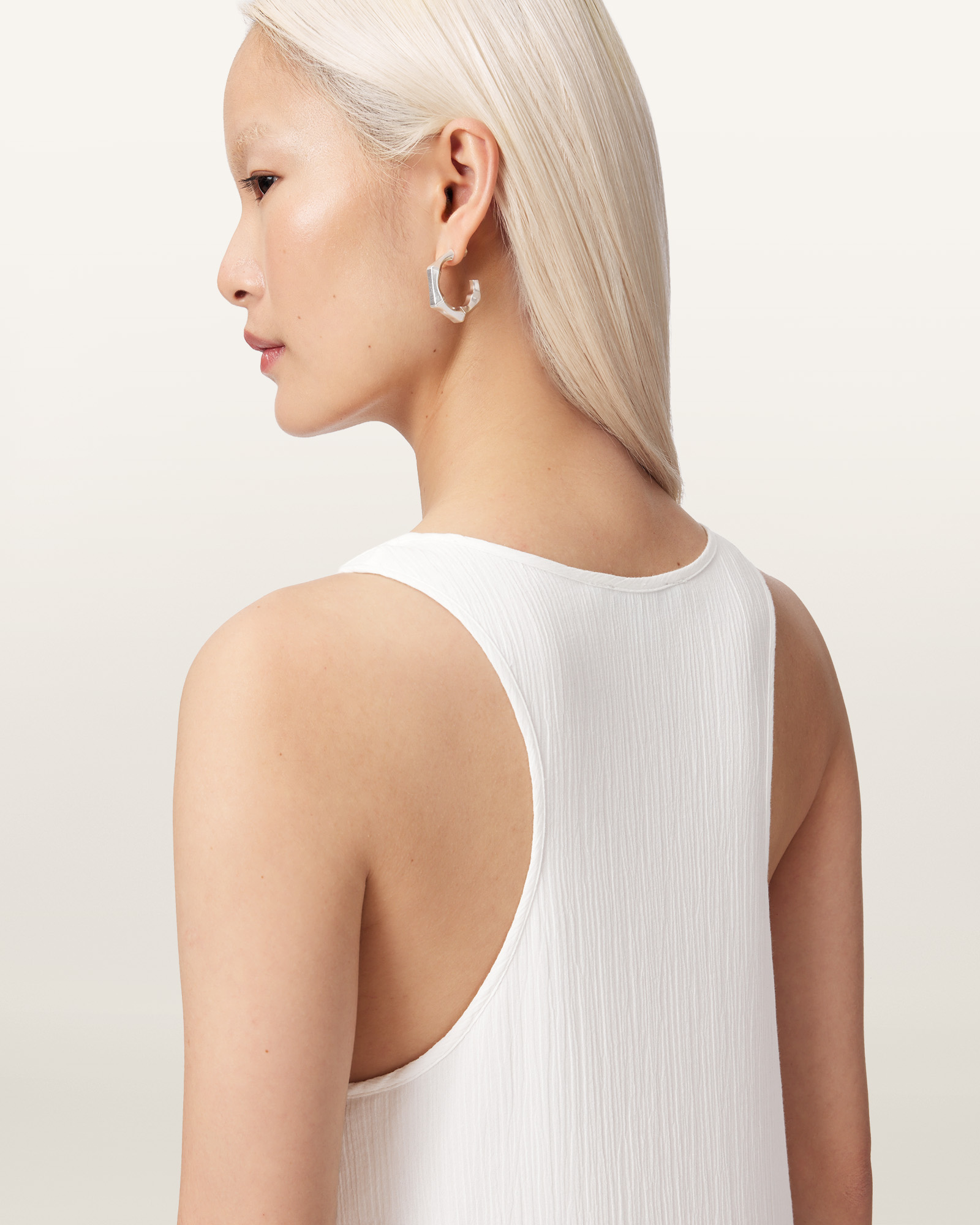 SLEEVELESS STYLE