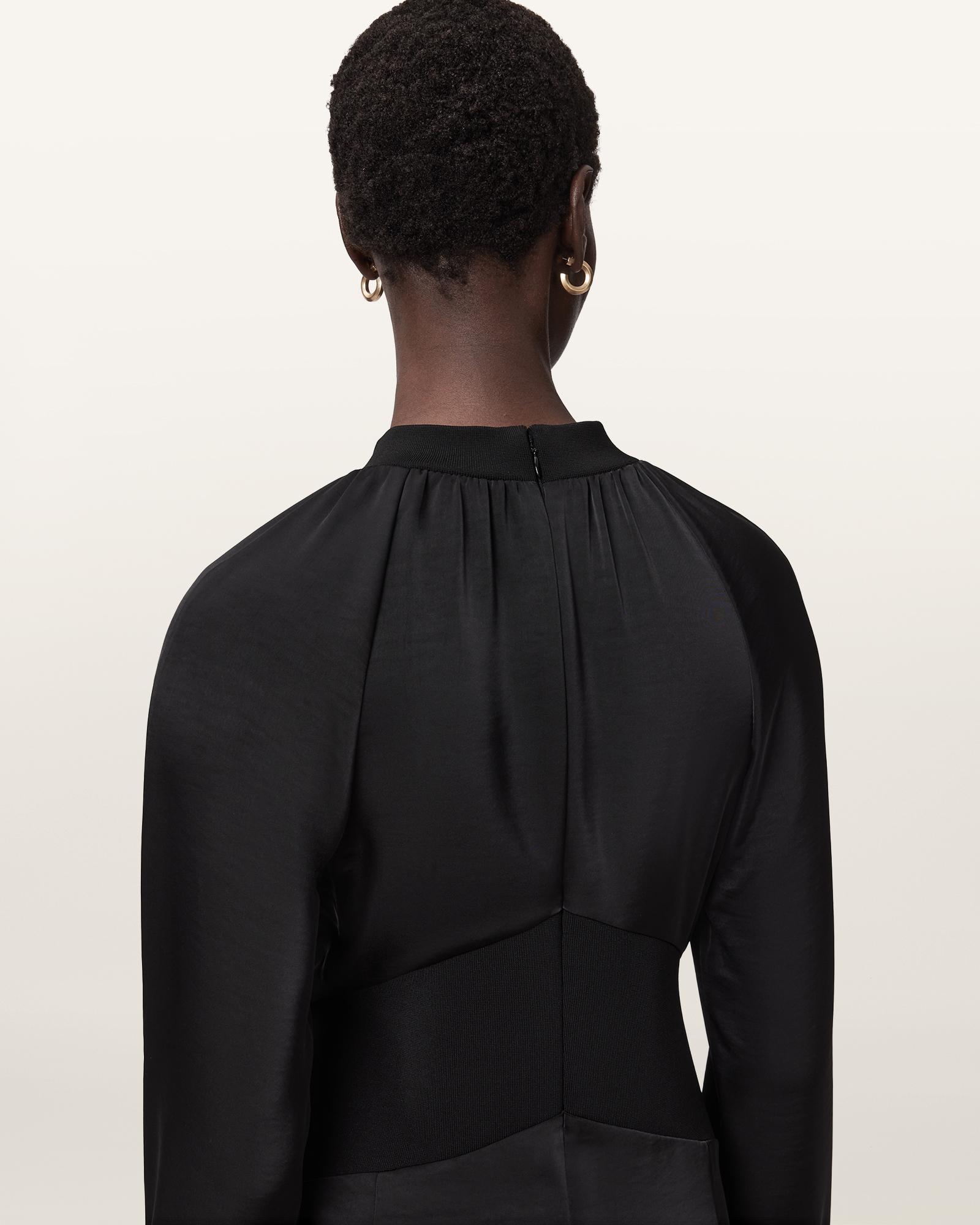 ROUND NECK